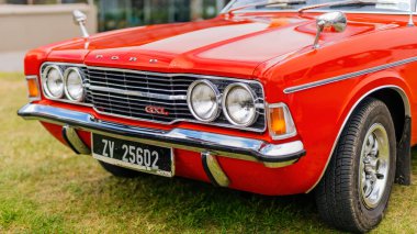 1970 'lerden kırmızı Ford Cortina GXL Mk3 ön görünümü