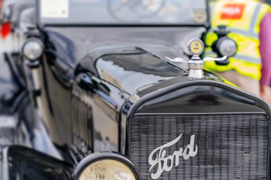 1900 'lerden siyah Ford Model T' nin ön görüntüsü