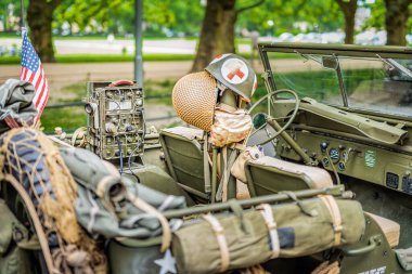 Szczecin, Polonya, Haziran 2018 Amerikan Vietnam Savaşı 'ndan kalma retro Jeep Willis' in ya da 2. Dünya Savaşı 'ndan kalma antika teçhizat, aksesuar ve kamuflajla