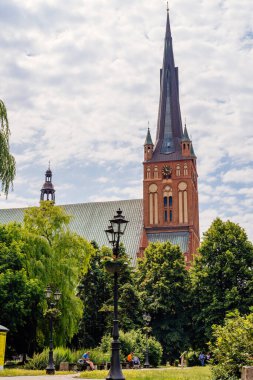 Szczecin, Polonya, Haziran 2018 İnsanlar St. James Katedrali 'nin önünde dinleniyor.
