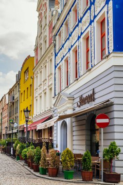Szczecin, Polonya, Haziran 2018 Dekoratif cepheleri, restoranları ve bira bahçeleri olan güzel yenilenmiş eski konut binaları,