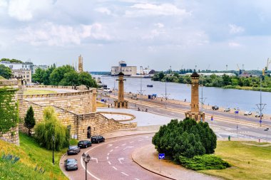 Cesur Rampart 'tan görüntüler ve Szczecin rıhtımındaki Szczecin rıhtımında Odra Nehri, arka planda rustik rıhtım vinçleri ve limanı