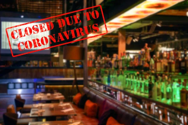 Coronavirüs ya da covid 19 salgınından dolayı boş ve kapalı olan bir restoranın içi bulanık ve bulanık görünüyor.