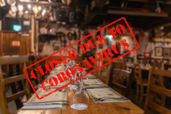 Geleneksel bar ve restoranın içi bulanık, Coronavirüs veya covid 19 salgınından dolayı boş ve kapalı.