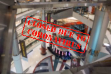 Coronavirüs ya da covid 19 salgınından dolayı boş ve kapalı olan bir alışveriş merkezi ya da alışveriş merkezinin içi bulanık ve bulanık