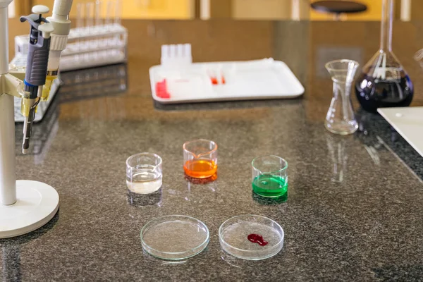 Próbka Krwi Zakażonej Koronawirusem Naczyniach Laboratoryjnych Otoczona Sprzętem Laboratoryjnym Laboratorium — Zdjęcie stockowe