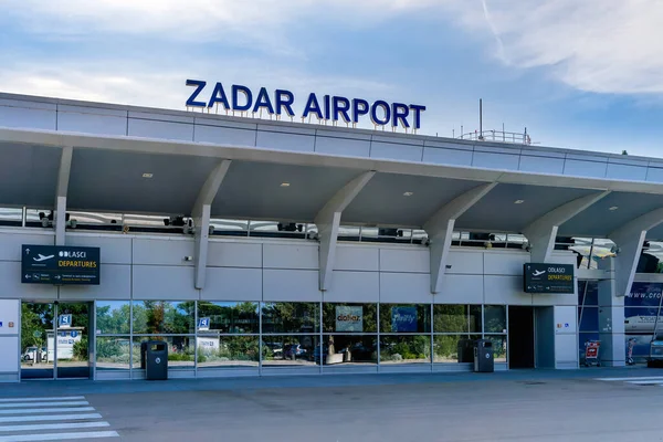 Havaalanı binasına giriş için Zadar Havaalanı imzalı.