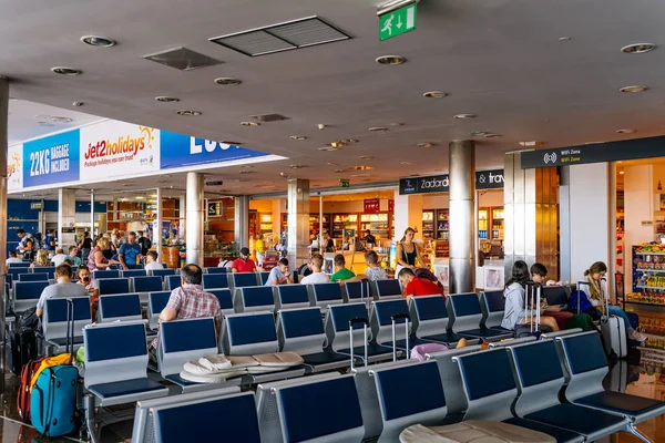 Pasajeros esperando en la sala de salidas y compras en tiendas libres de impuestos en Zadar Aeropuerto —  Fotos de Stock
