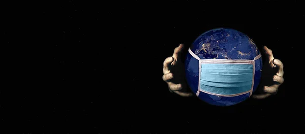 Coronavírus infectando o mundo, mãos agarrando o planeta Terra com uma máscara facial — Fotografia de Stock