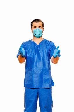 Koruyucu maske ve eldivenleri olan önlüklü erkek doktor, beyaz arka planda açık elle davet ediliyor. Coronavirus veya covid 19 konsepti