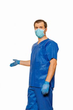 Koruyucu maske takan önlüklü erkek doktor ve eldivenler hastaları sağlık kontrolüne davet ediyor. Düz beyaz arka plan. Coronavirus konsepti