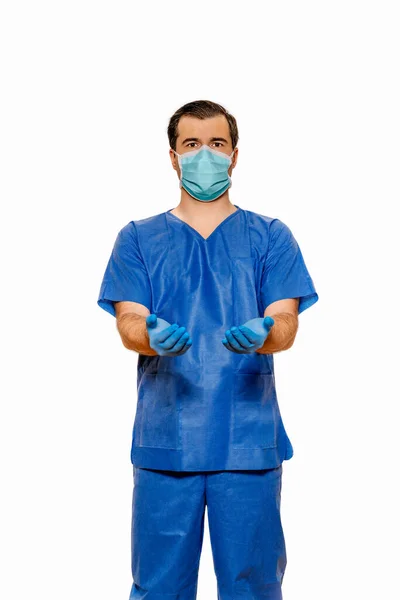 男医生戴着防护面罩和手套 双手张开 白皙的背景 Coronavirus或Covid 19概念 — 图库照片