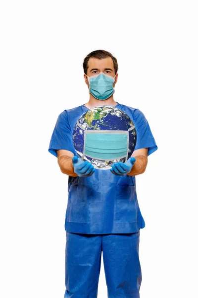 Αρσενικός Γιατρός Scrubs Μάσκα Προσώπου Που Υποστηρίζει Τον Πλανήτη Προστατευτική — Φωτογραφία Αρχείου