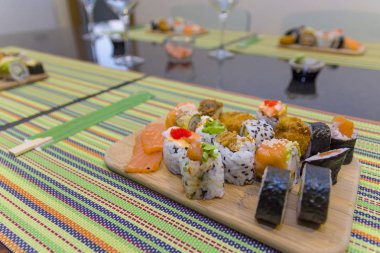 Çeşitli suşi ile ahşap tahta