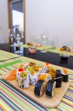 Çeşitli suşi ile ahşap tahta