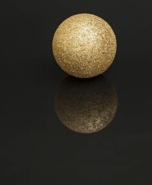 Bola de decoración de Navidad de oro —  Fotos de Stock