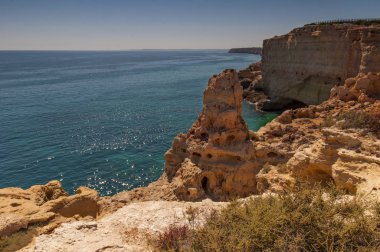 Sahil kayalar ve yeşil su Algarve'deki/daki oteller