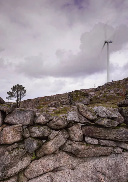 Windpark auf dem Berg an einem trüben Tag — Stockfoto