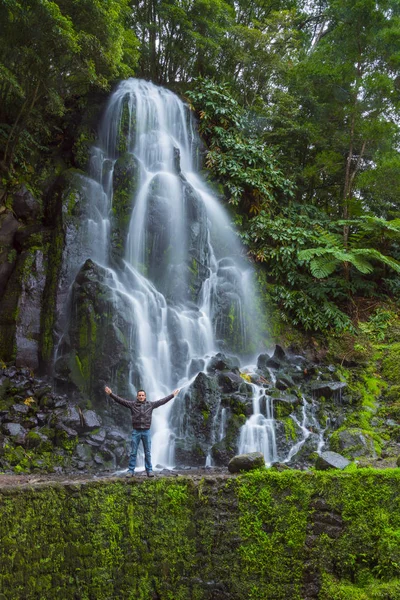adamın önünde büyük bir şelale