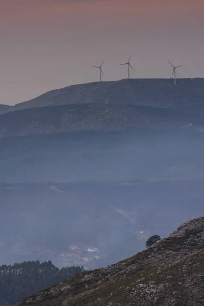 Parque eólico en la cima de la montaña al atardecer —  Fotos de Stock