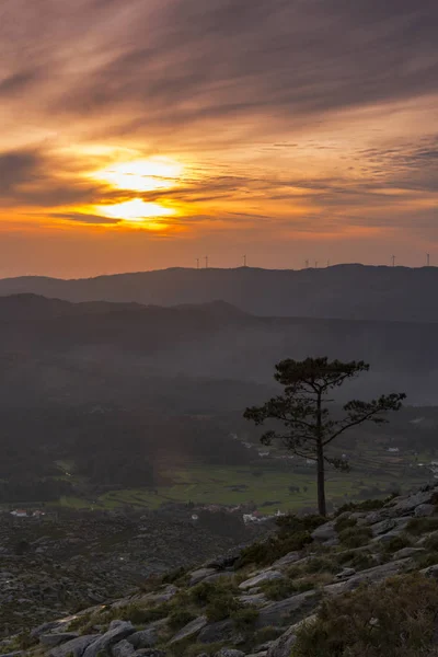 Coucher de soleil au sommet de la montagne — Photo