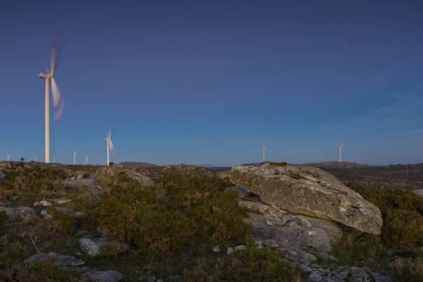 Ветряная электростанция на вершине горы — стоковое фото