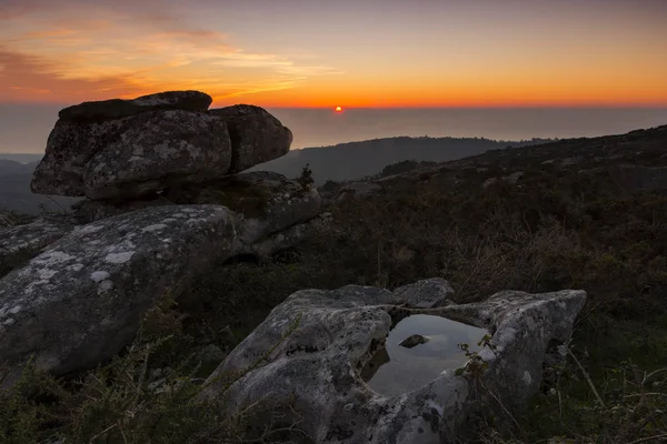 Sonnenuntergang auf dem Gipfel des Berges — Stockfoto