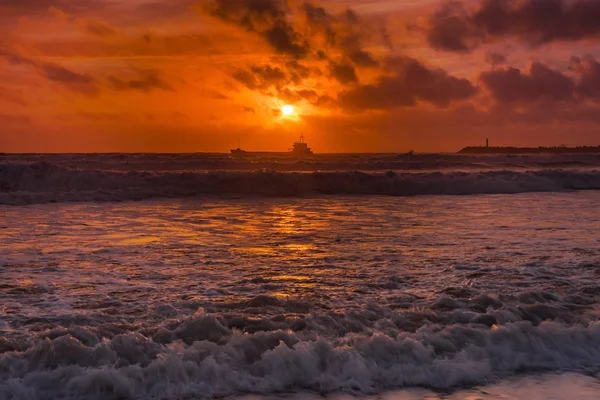 Beach ile okyanus bir gemide kırmızı günbatımı