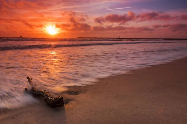 Kırmızı günbatımı Plajı'nda 