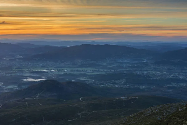 Sonnenaufgang auf dem Gipfel des Berges — Stockfoto