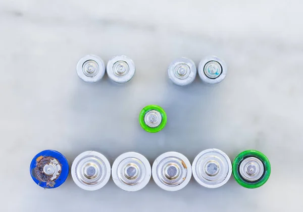 Smiley hecho de baterías usadas listas para ser recicladas — Foto de Stock