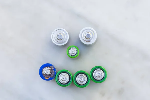 Smiley hecho de baterías usadas listas para ser recicladas — Foto de Stock