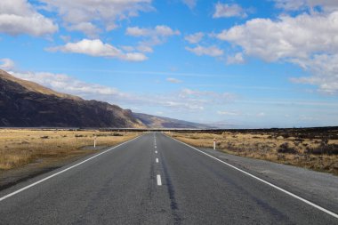 Dağlarla çevrili uzun ve boş bir yol.