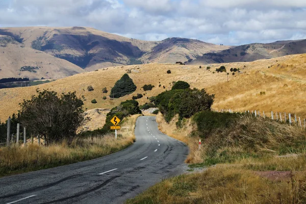 Estrada montanhosa e curvas no topo de uma montanha — Fotografia de Stock