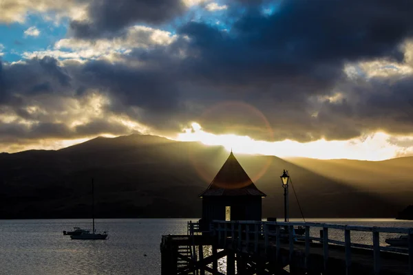 Aura creata dalla cima di una capanna vicino al lago — Foto Stock