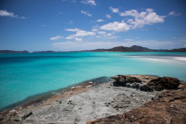 Sahil şeridi 2 'den görünen açık mavi gökyüzü ile renkli deniz manzarası