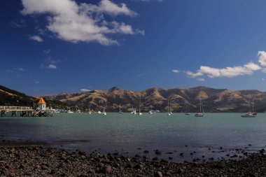 Sakin ve renkli bir gölün geniş manzarası