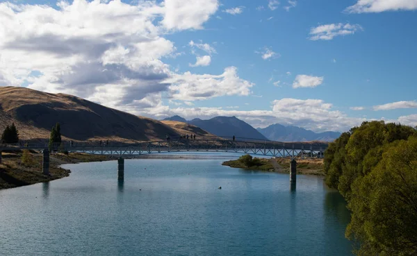 Vue d'un pont avec un fond de paysage coloré — Photo