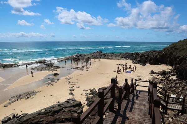 Praia vazia num dia de verão descendo as escadas — Fotografia de Stock