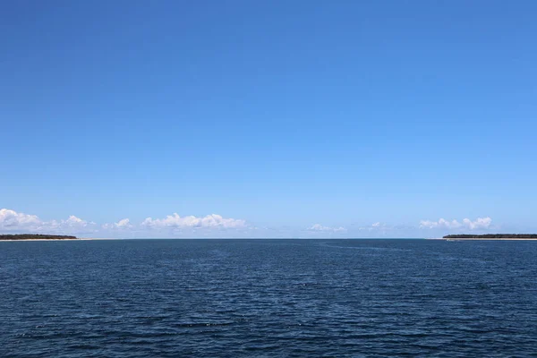Horizont mizí mezi ostrovy na prázdném pobřeží — Stock fotografie
