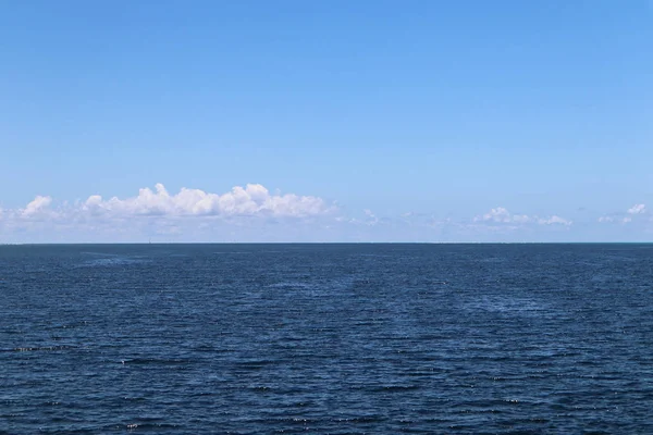Horizont eltűnik egy üres és nyugodt tengerparton — Stock Fotó