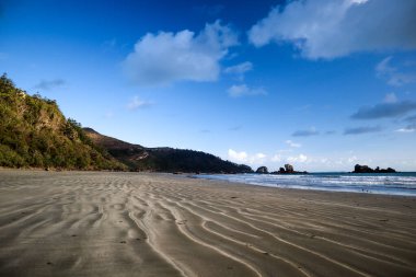 Güneşli bir yaz gününde boş ve ücra bir plaj.