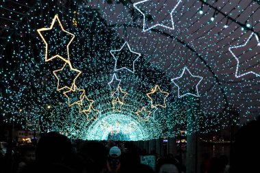 Açık hava koridoru yıldızlar ve ışıklarla dolu.