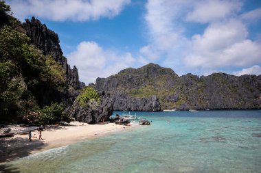 Filipinler 'de sakin ve sakin bir sahil şeridi.