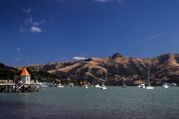 Quai Relaxant Avec Des Montagnes Arrière Plan — Photo