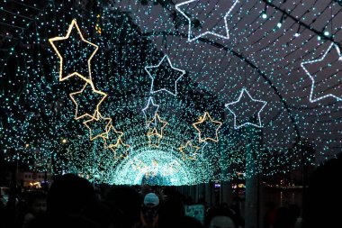 Açık hava koridoru yıldızlar ve ışıklarla dolu.