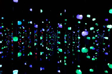 Renkli ampulleri olan direkli sanatsal oda.