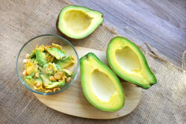    Sağlıklı kahvaltı menüsü, yer fıstığı ve yoğunlaştırılmış sütle karıştırılmış avokado.            