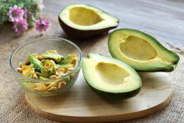   Sağlıklı kahvaltı menüsü, avokado, fıstık ve konsantre süt ile karıştırılmış.                            