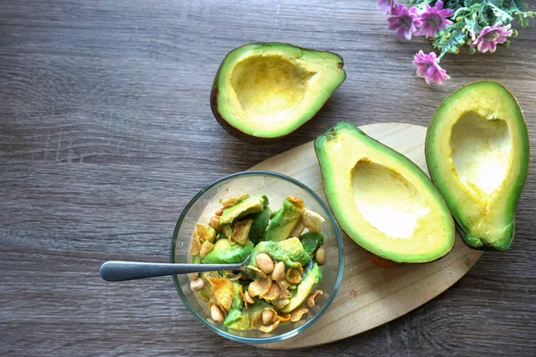    Sağlıklı kahvaltı menüsü, yer fıstığı ve yoğunlaştırılmış sütle karıştırılmış avokado.            